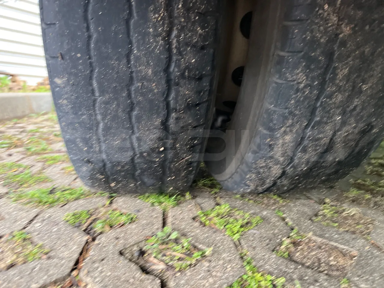 Iveco Ferqui S327C - Euro 6 - 132 kW - 8.470 mt - tread condition third axle tires left