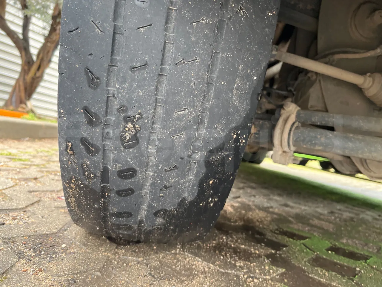 Iveco Ferqui S327C - Euro 6 - 132 kW - 8.470 mt - tread condition third axle tires right