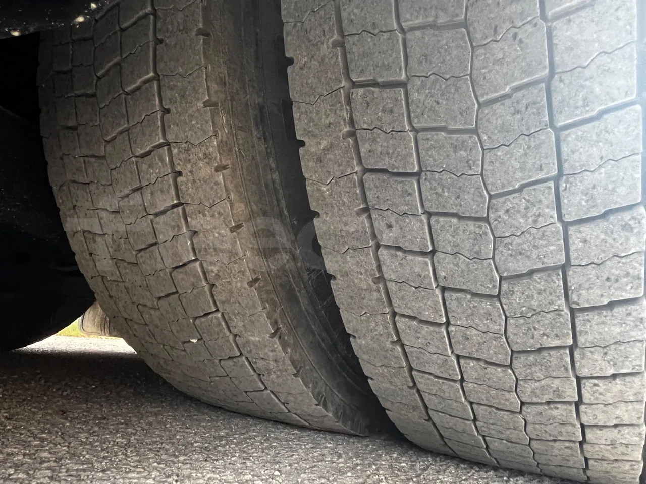 Iveco Magelys - tread condition front tires left