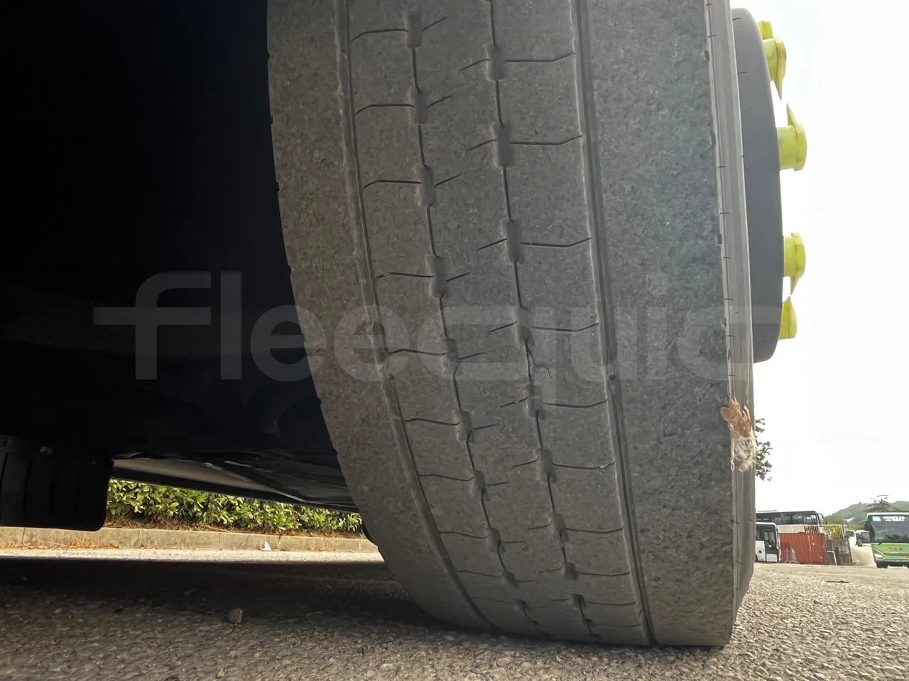 Iveco Magelys - tread condition front tires right