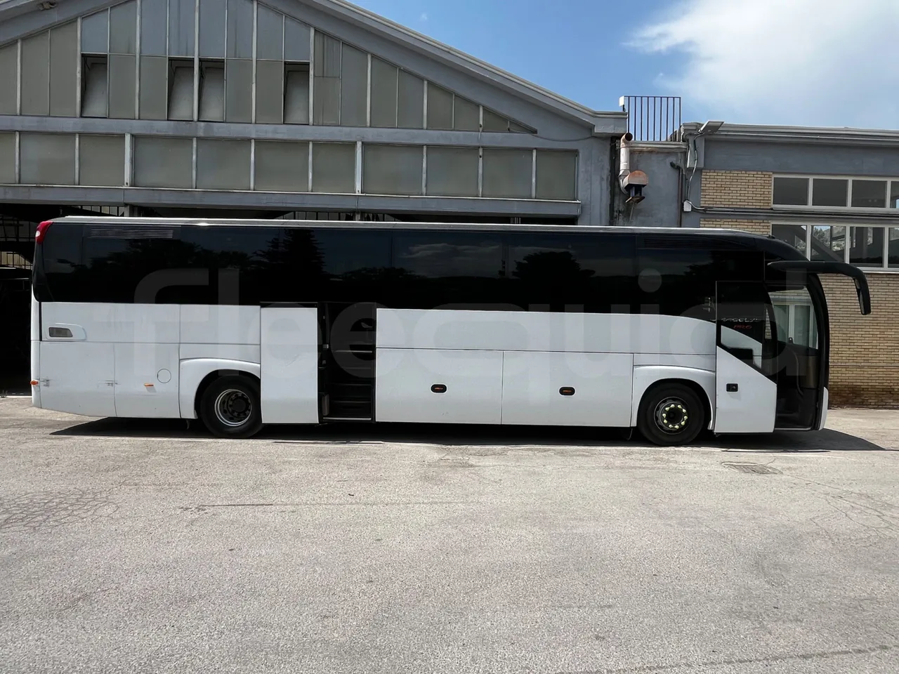 Iveco Magelys - right side doors open
