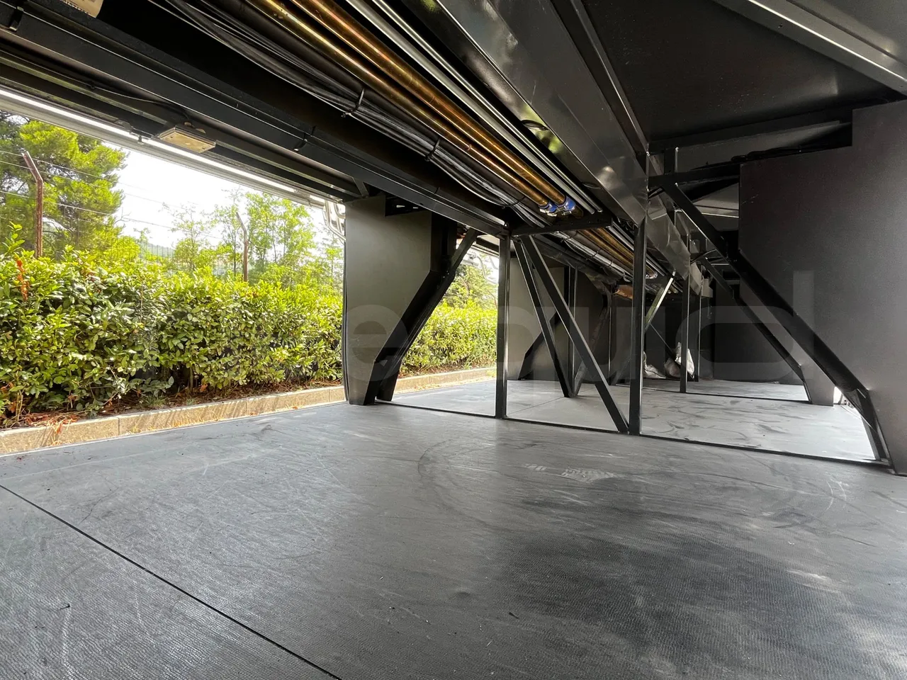 Iveco Magelys - under carpet photo