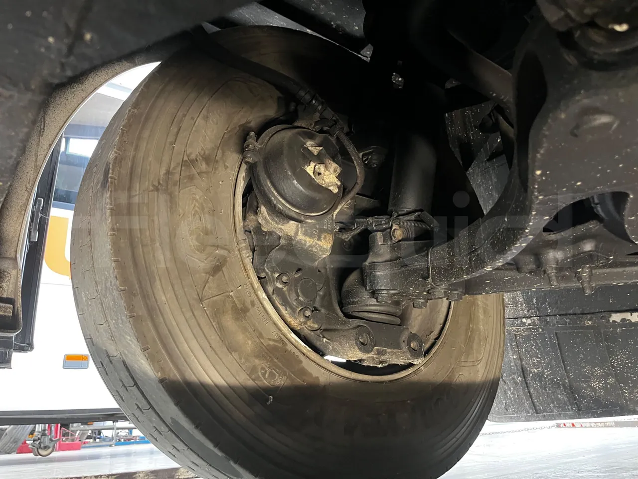 Iveco Magelys - front axle left side