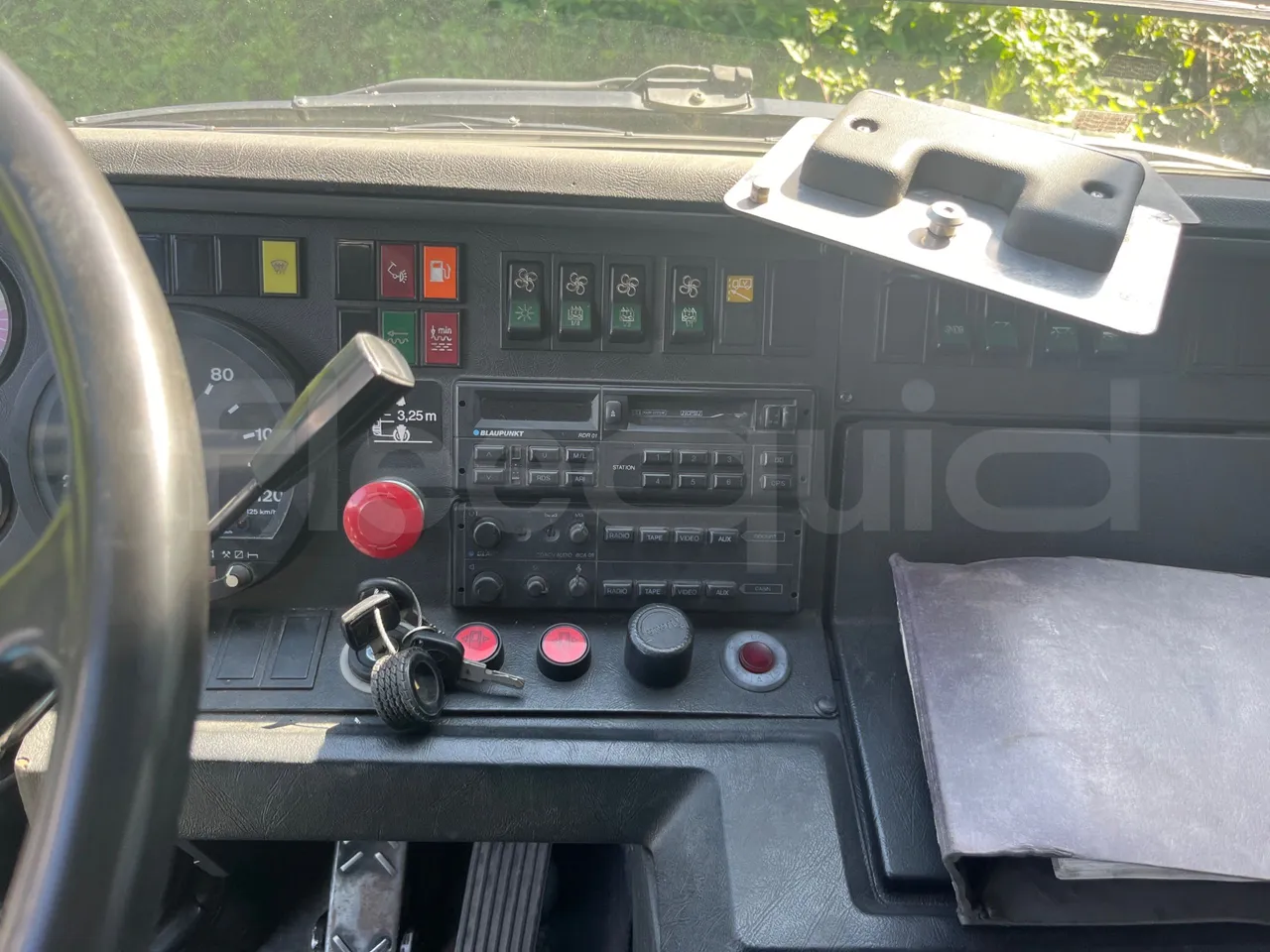Setra S 210 HL58 - EUR0 - 165kW - 9.34m - radio accessories photo