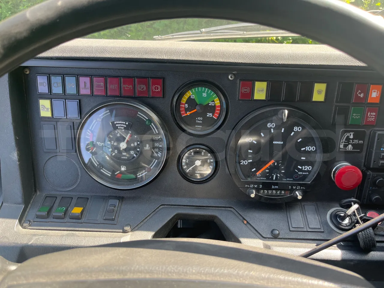 Setra S 210 HL58 - EUR0 - 165kW - 9.34m - dashboard lights on