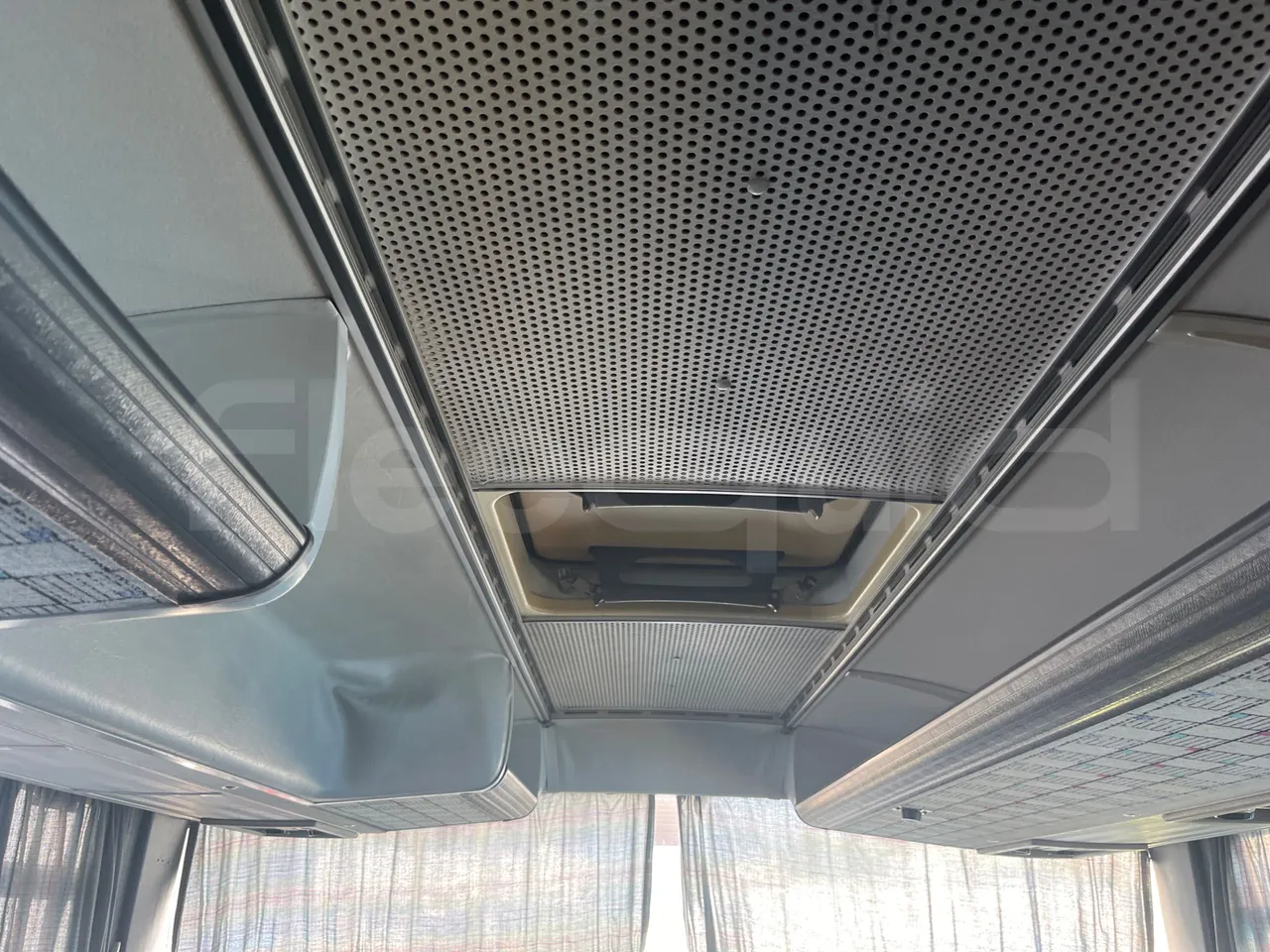 Setra S 210 HL58 - EUR0 - 165kW - 9.34m - roof hatch 1
