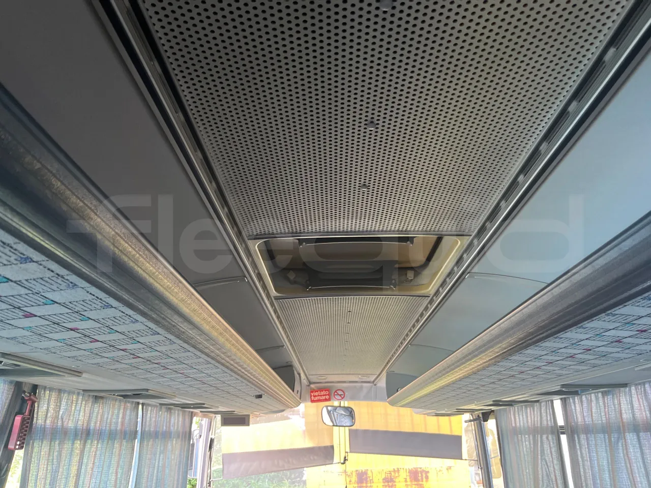 Setra S 210 HL58 - EUR0 - 165kW - 9.34m - roof hatch 2