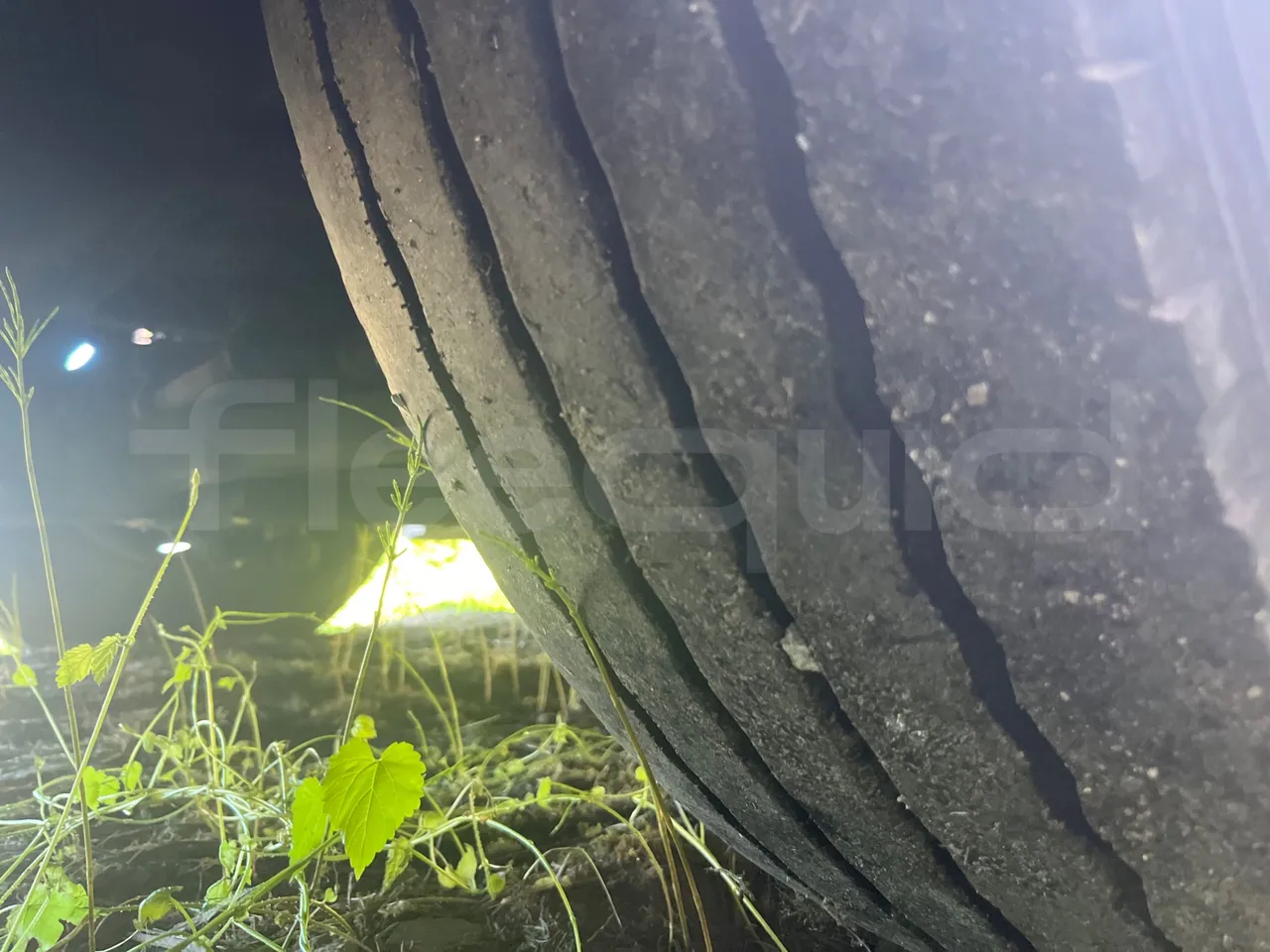 Setra S 210 HL58 - EUR0 - 165kW - 9.34m - tread condition front tires right