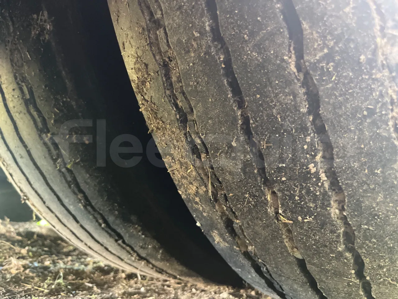 Setra S 210 HL58 - EUR0 - 165kW - 9.34m - tread condition second axle tires right