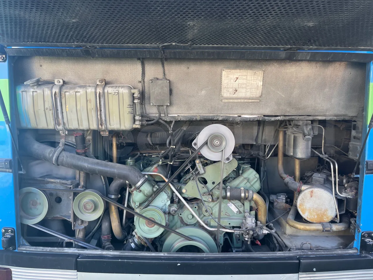 Setra S 210 HL58 - EUR0 - 165kW - 9.34m - rear hatch open (mandatory  for bus to scrap)