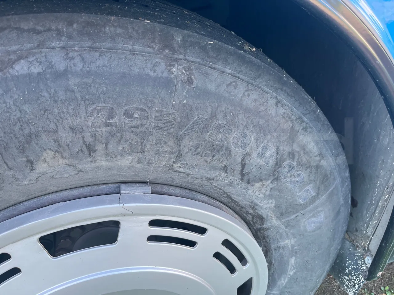 Setra S 210 HL58 - EUR0 - 165kW - 9.34m - rear left tire photo