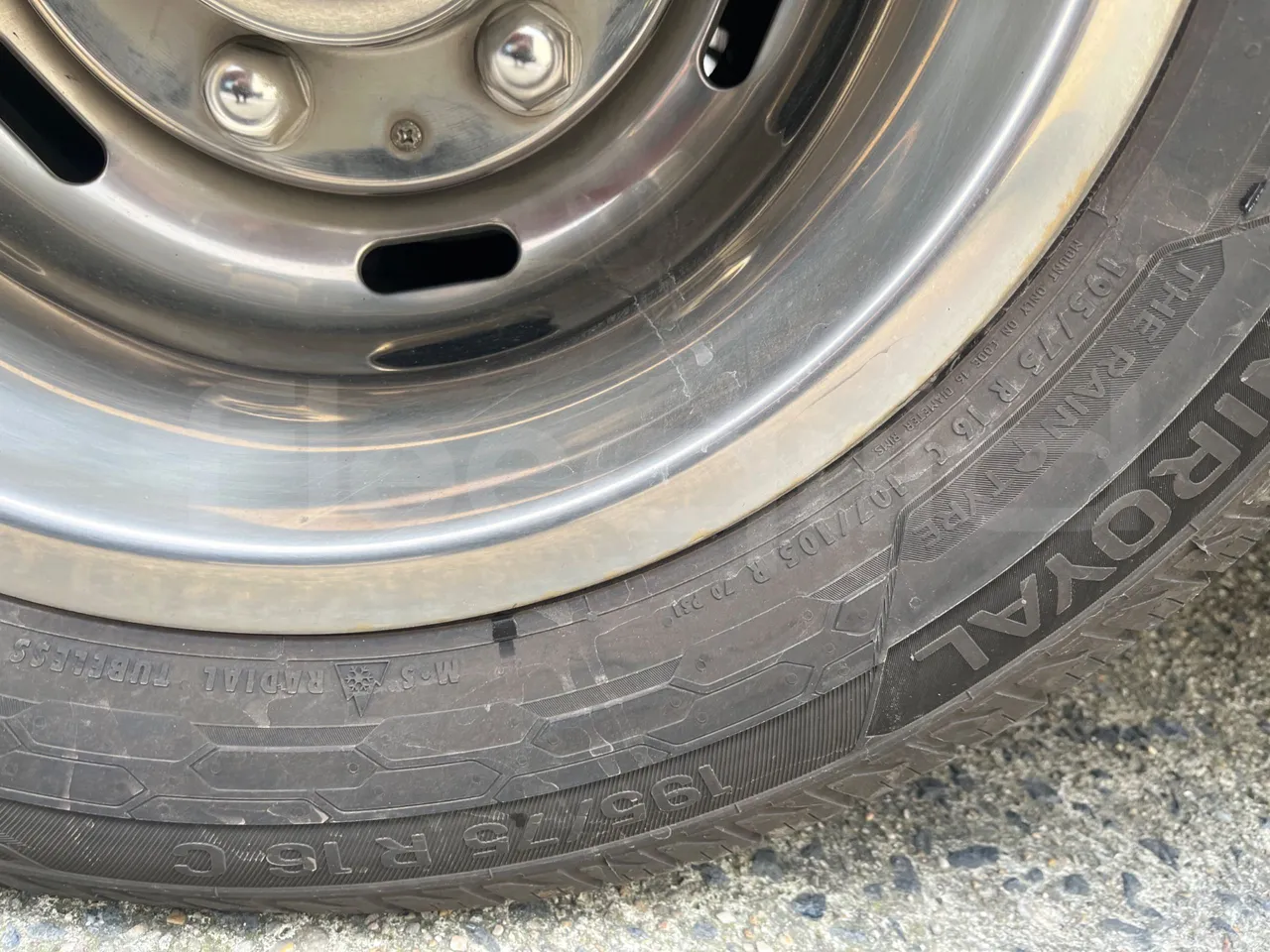 Iveco A50C17 CA1S1B-1E1DM/ Euro 5 - 125 Kw - 7.8 Mt - tread condition second axle tires left