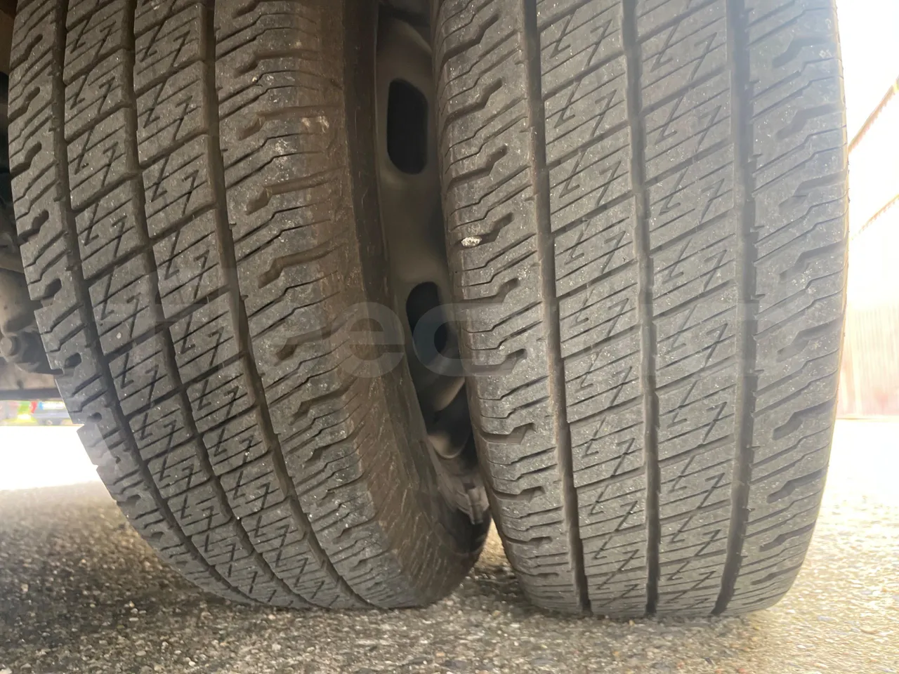 Iveco A50C17 CA1S1B-1E1DM/ Euro 5 - 125 Kw - 7.8 Mt - tread condition second axle tires right