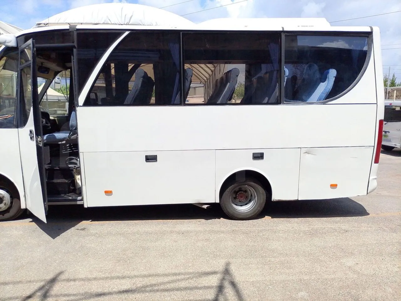 Iveco Daily 65C JBI - EUR3 -122kW - 6.9m - front door 3 open (mandatory for bus to scrap)