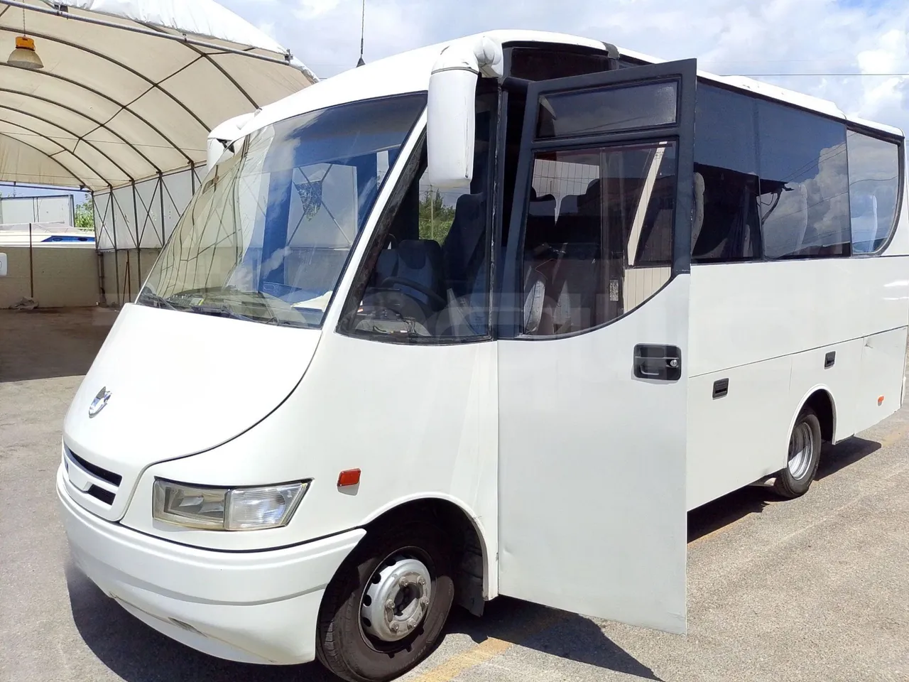 Iveco Daily 65C JBI - EUR3 -122kW - 6.9m - 3/4 right front doors open