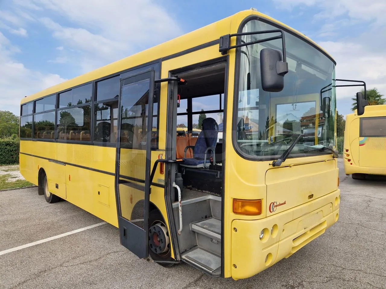 Iveco Cacciamali C5032 -EUR3 -154kW -9.3m - 3/4 right front doors open