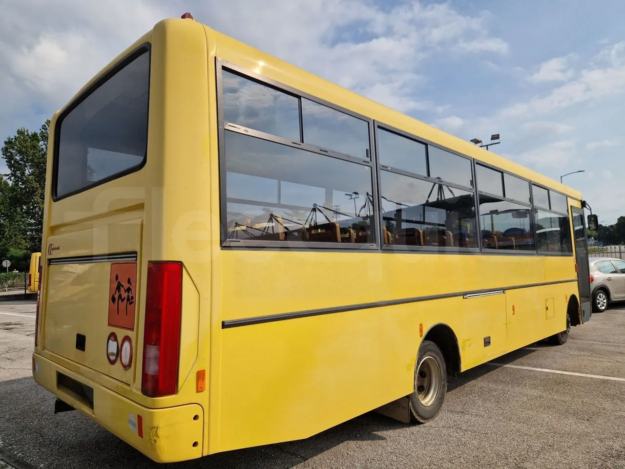 Iveco Cacciamali C5032 -EUR3 -154kW -9.3m - 3/4 right rear doors closed