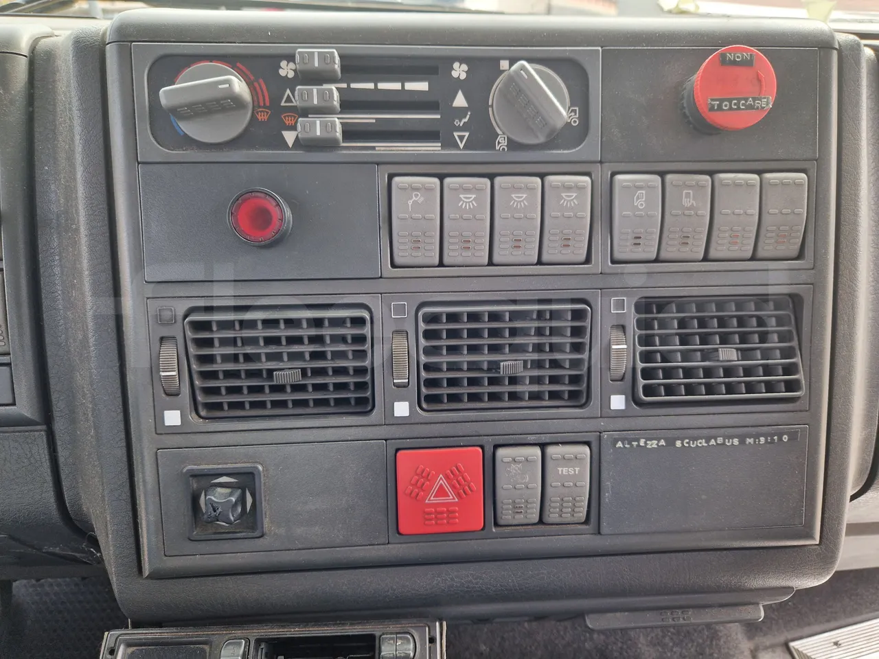 Iveco Cacciamali C5032 -EUR3 -154kW -9.3m - onboard devices 1