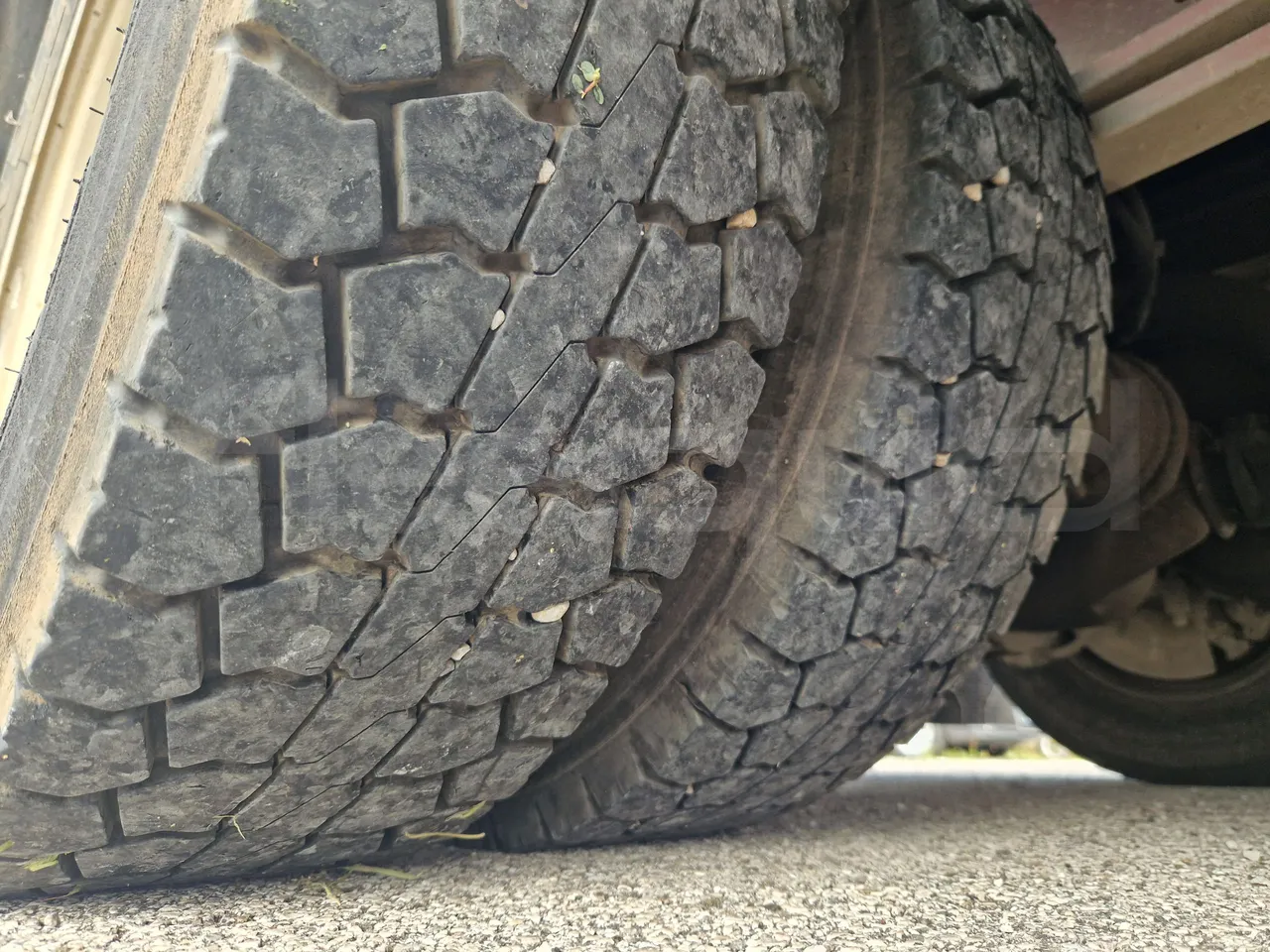 Iveco Cacciamali C5032 -EUR3 -154kW -9.3m - tread condition third axle tires right
