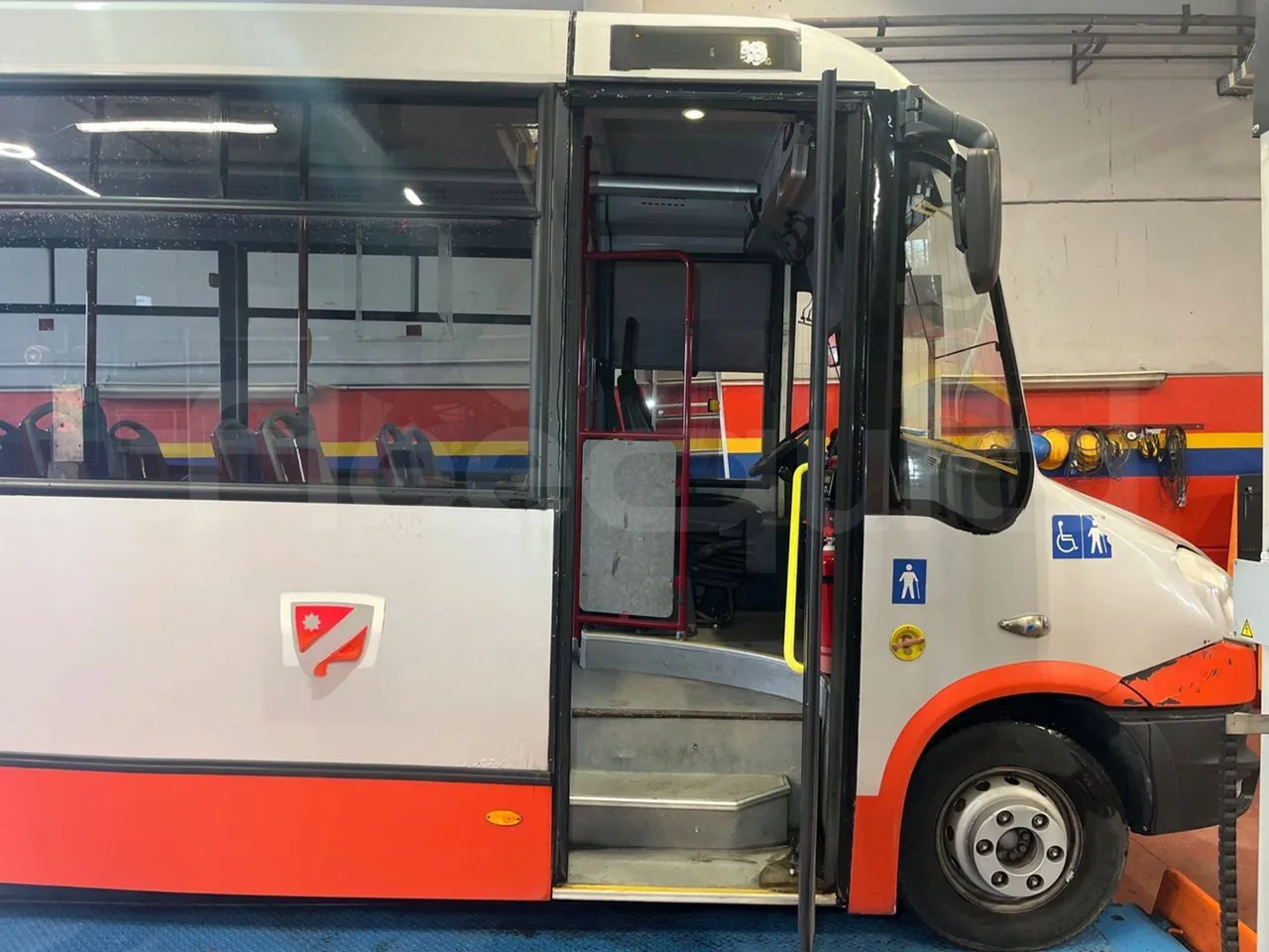 Iveco Daily 70C17 - EUR5 - 125kW - 7.510m - front door 1 open