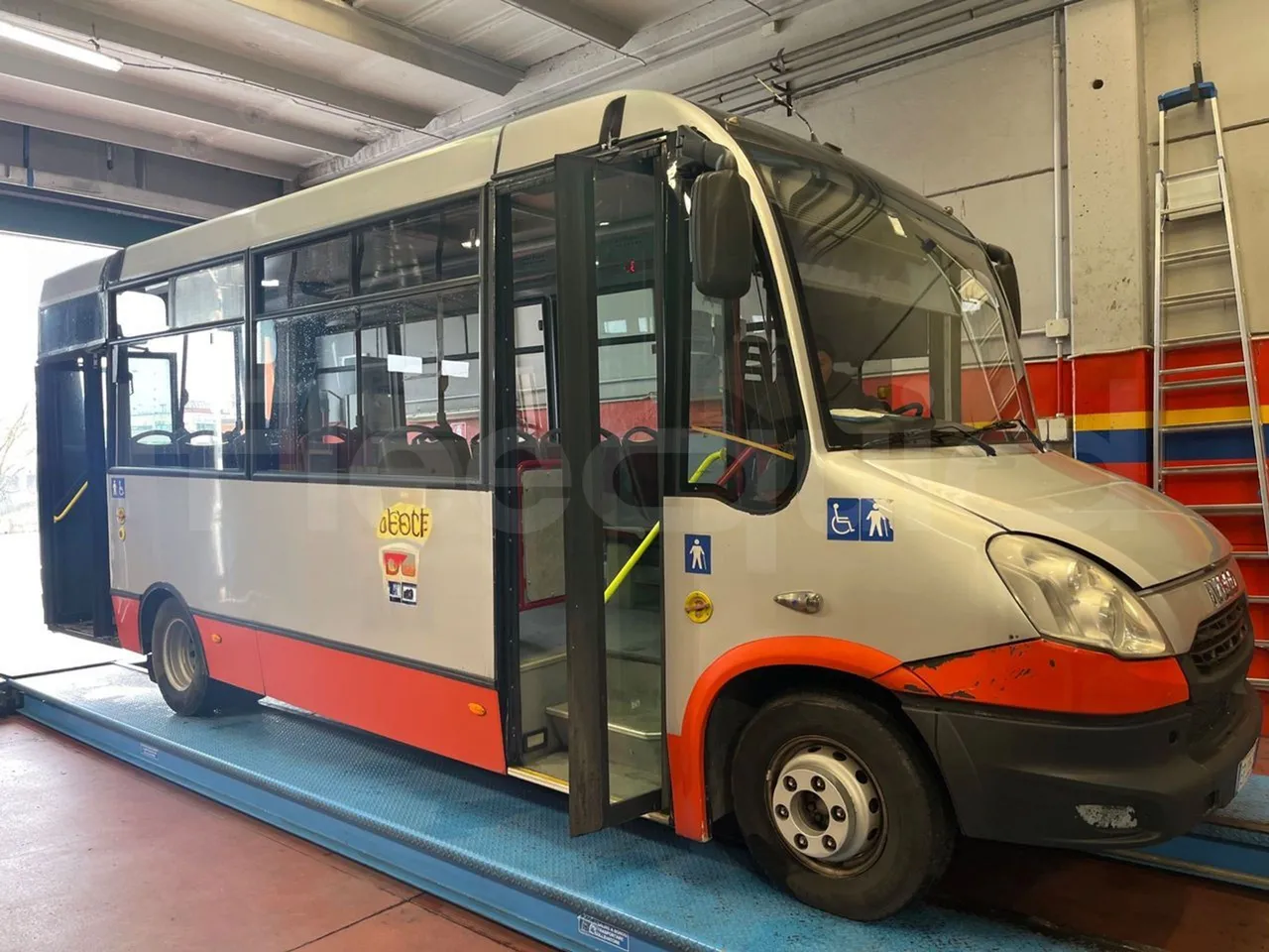 Iveco Daily 70C17 - EUR5 - 125kW - 7.510m - 3/4 right front doors open