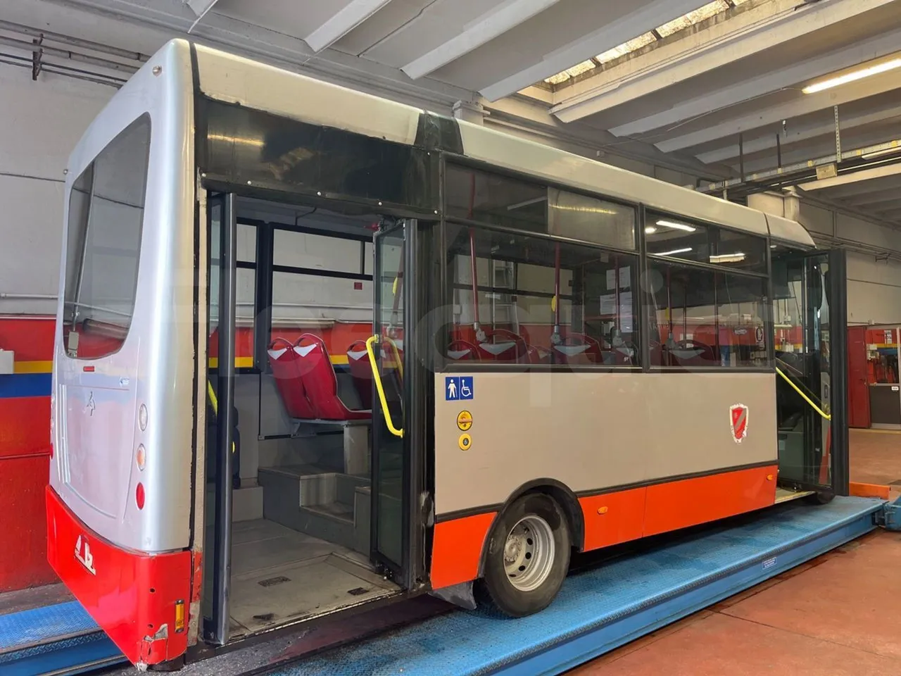 Iveco Daily 70C17 - EUR5 - 125kW - 7.510m - 3/4 right rear doors open