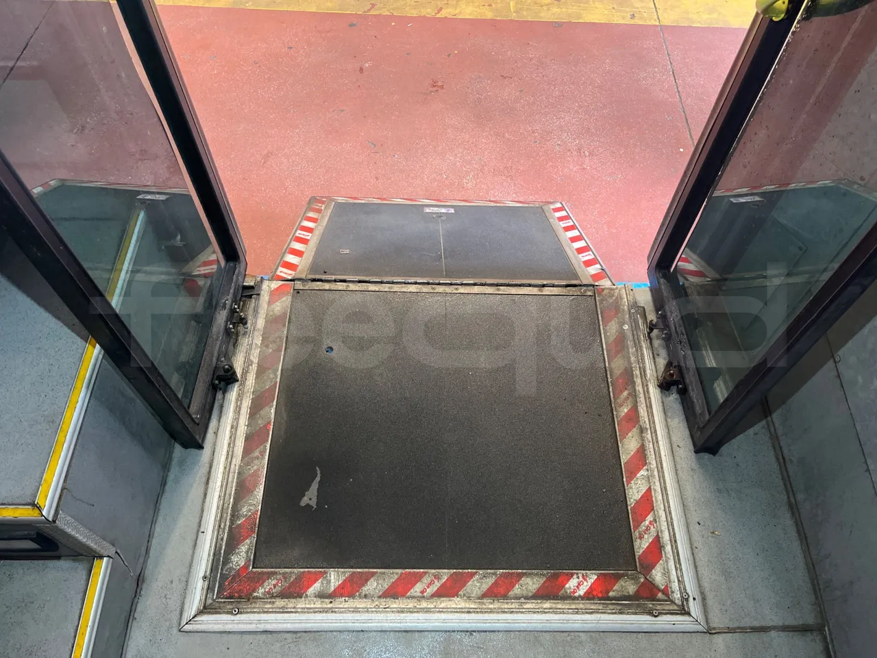 Iveco Daily 70C17 - EUR5 - 125kW - 7.510m - footrest detail photo