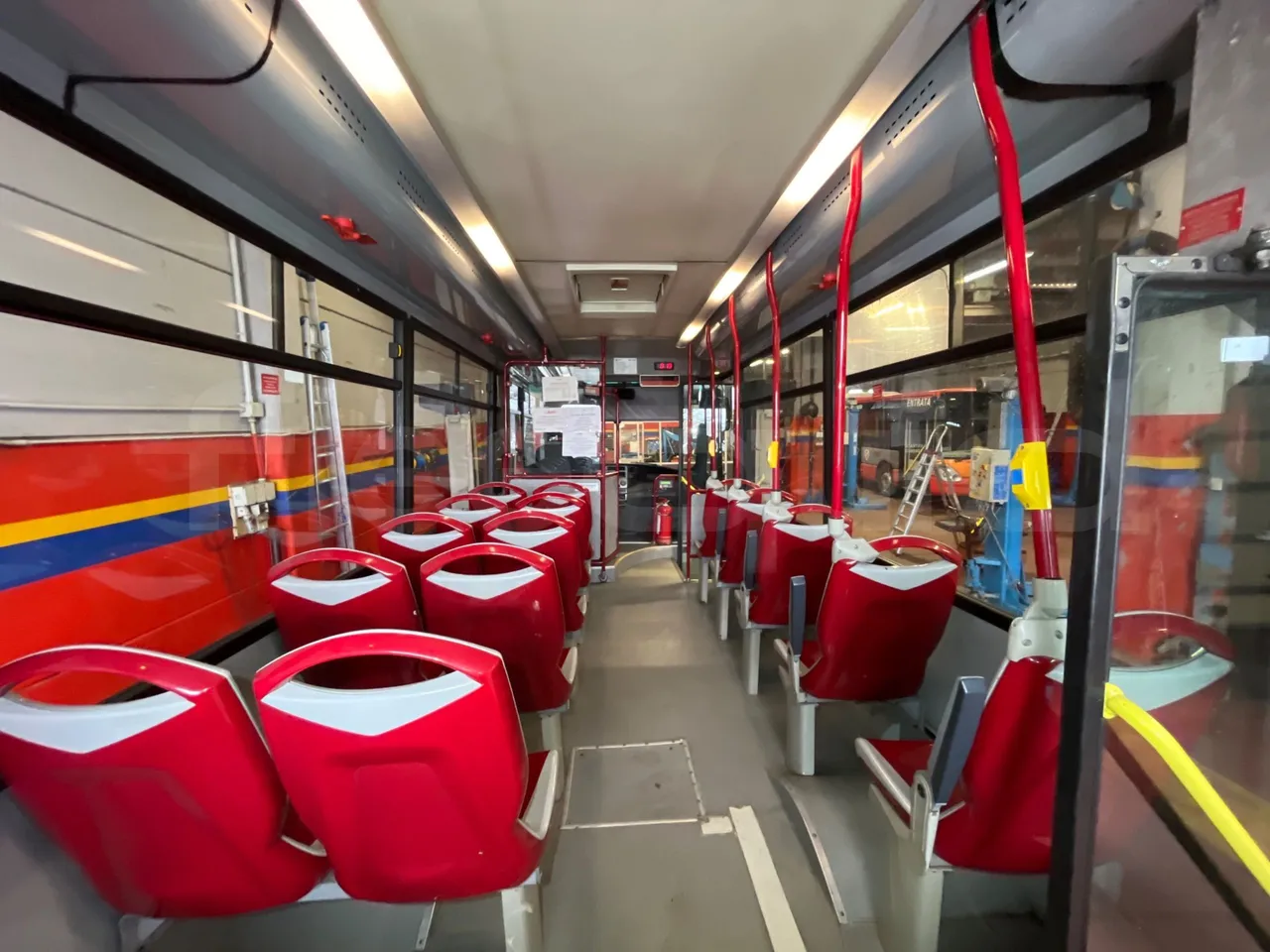 Iveco Daily 70C17 - EUR5 - 125kW - 7.510m - forward view middle aisle