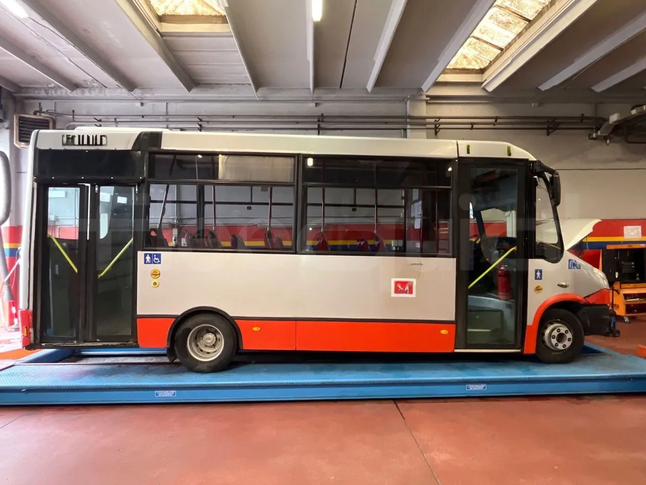 Iveco Daily 70C17 - EUR5 - 125kW - 7.510m - right side doors closed