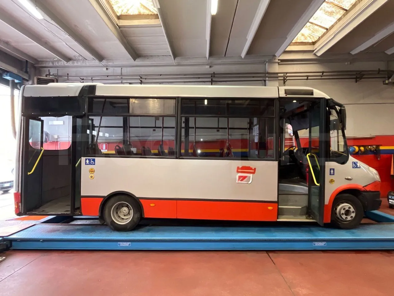 Iveco Daily 70C17 - EUR5 - 125kW - 7.510m - right side doors open