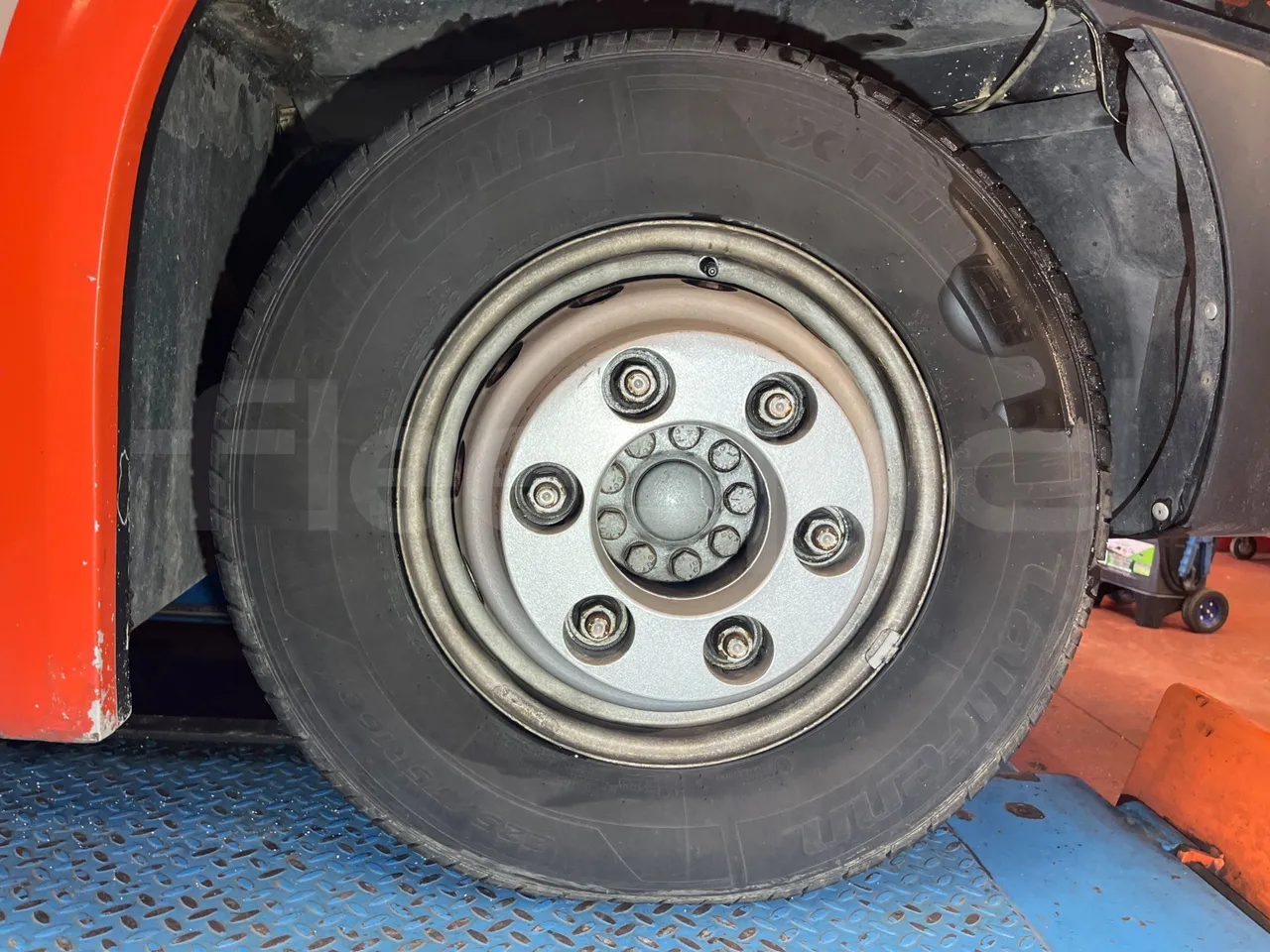 Iveco Daily 70C17 - EUR5 - 125kW - 7.510m - front left tire measurements