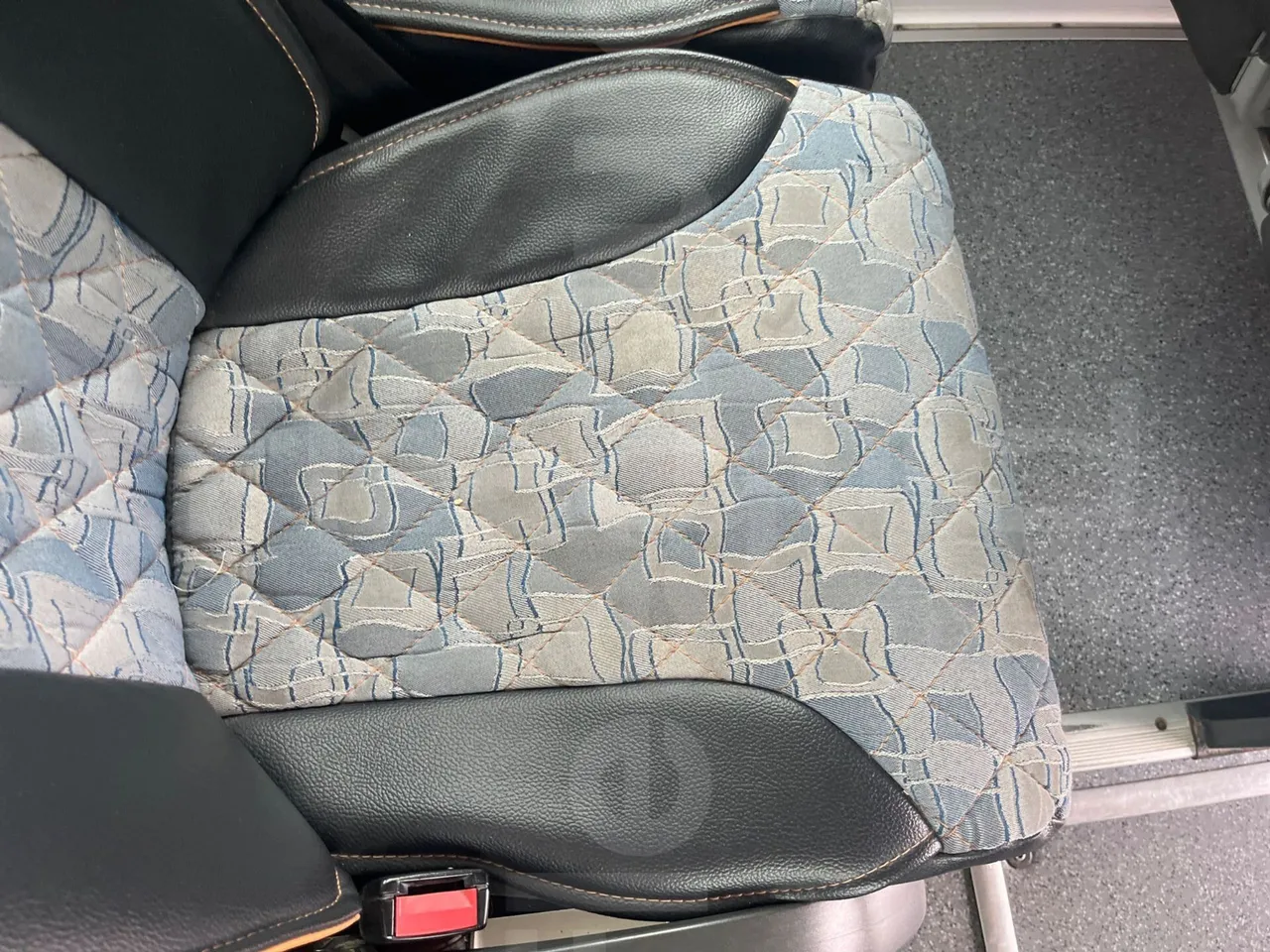 Scania Marcopolo K420EB4x2 - Euro4 - 309kw -12m - usb charging detail