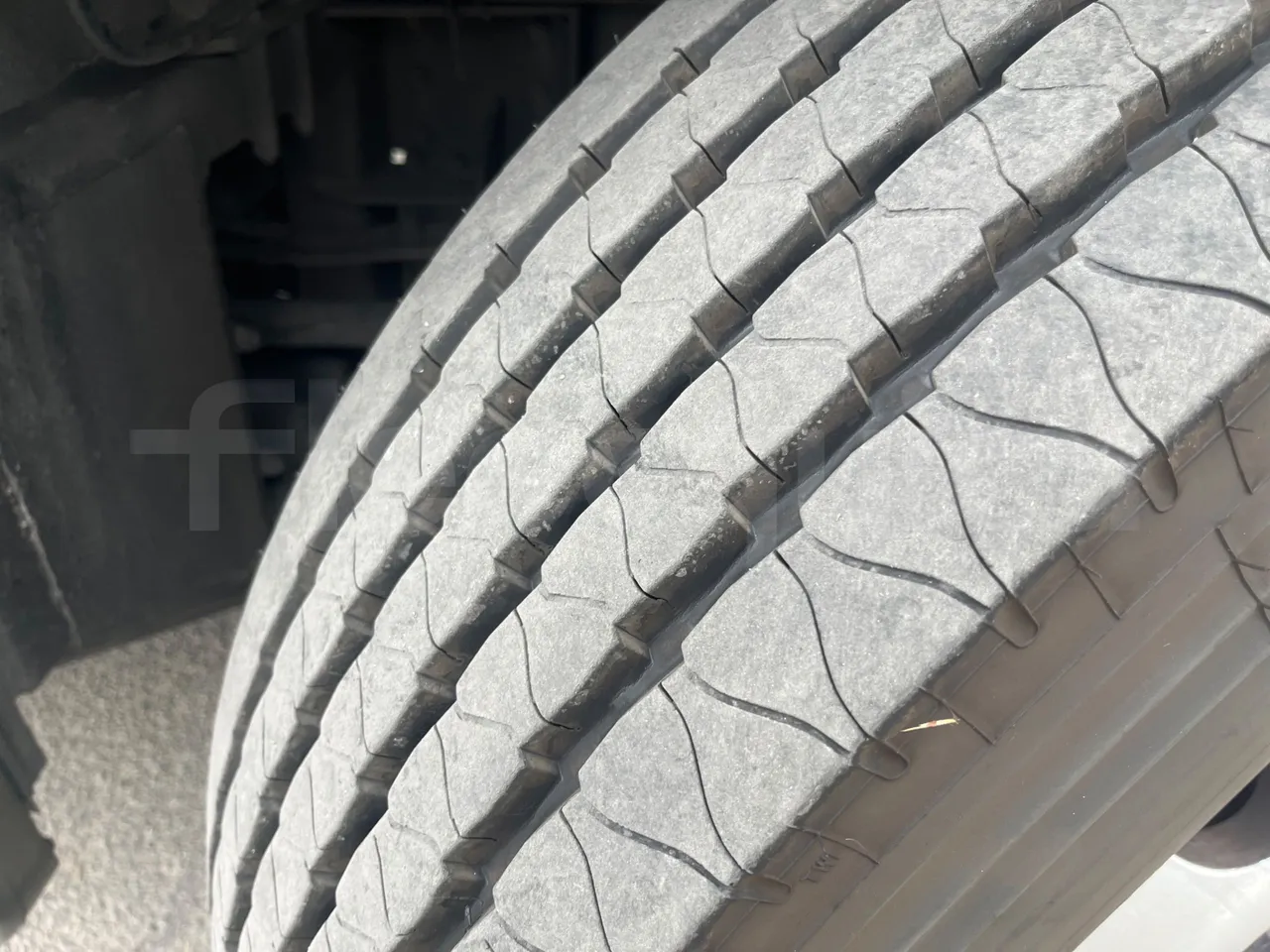 Scania Marcopolo K420EB4x2 - Euro4 - 309kw -12m - tread condition front tires right