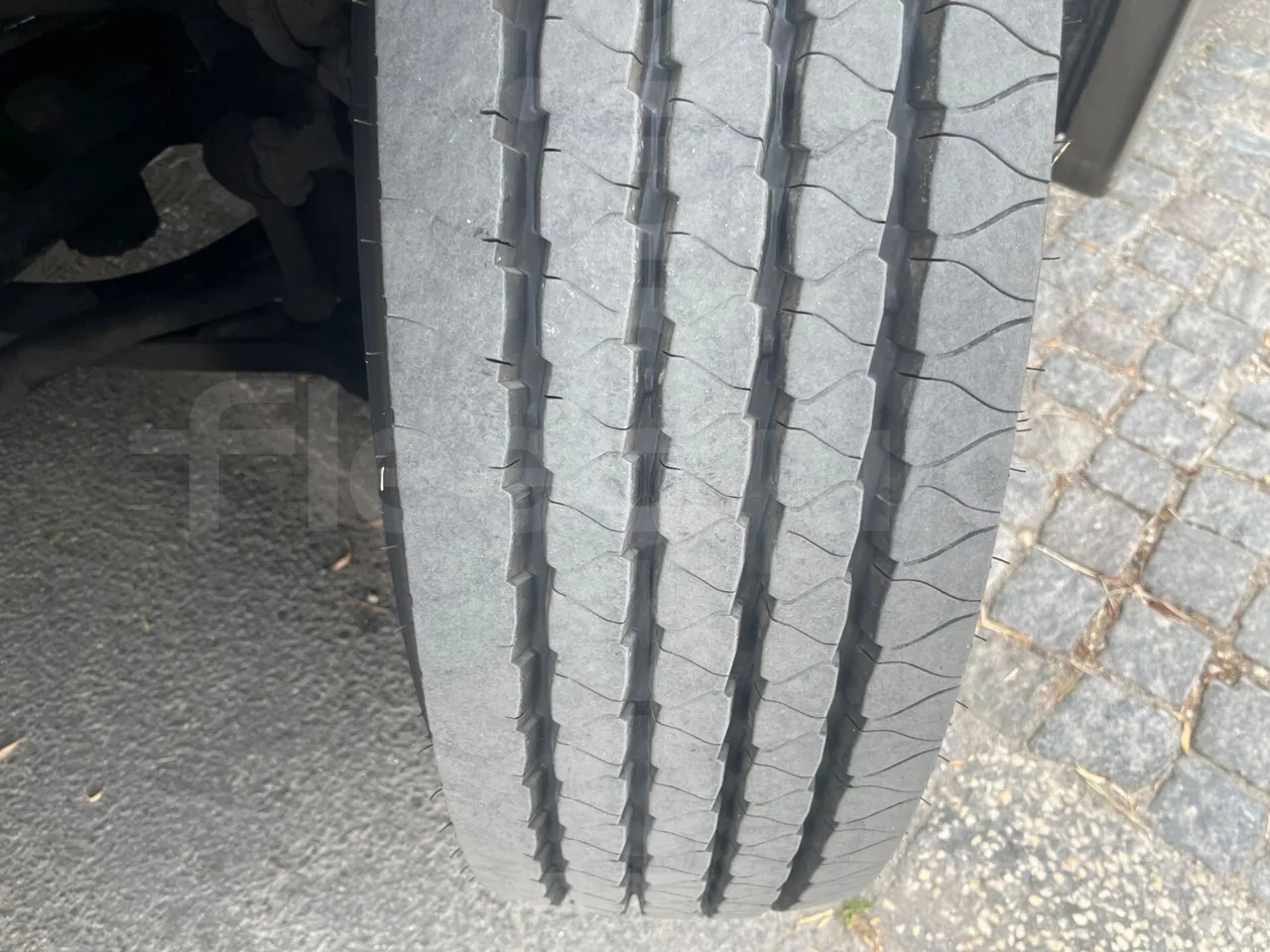 Scania Marcopolo K420EB4x2 - Euro4 - 309kw -12m - rear left tire photo