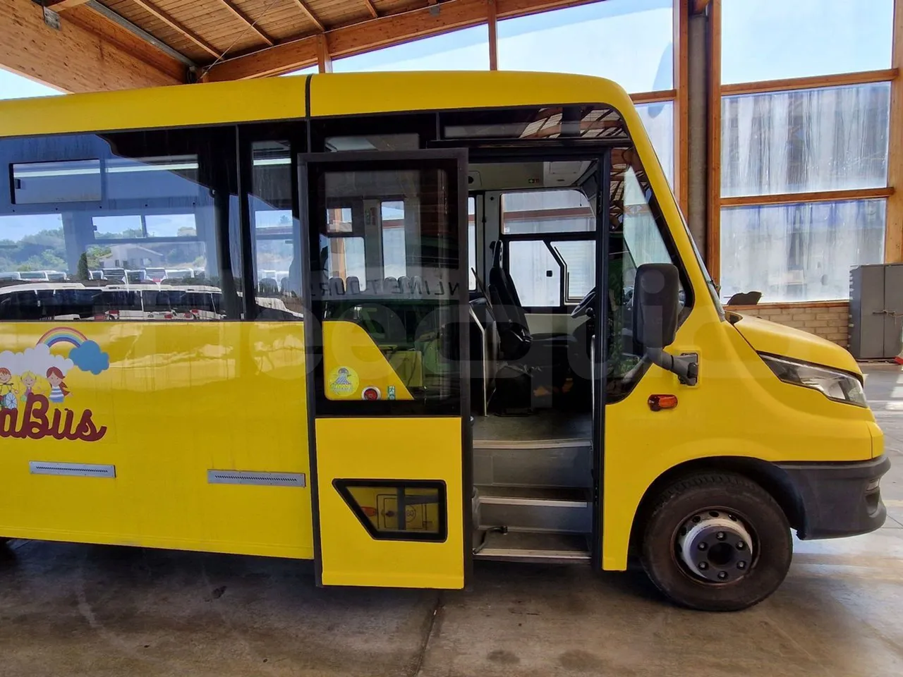Iveco Indcar WGIVMY11 MOBI SCUOLABUS - EUR6 - 100Kw - 8,592m - front door 1 open