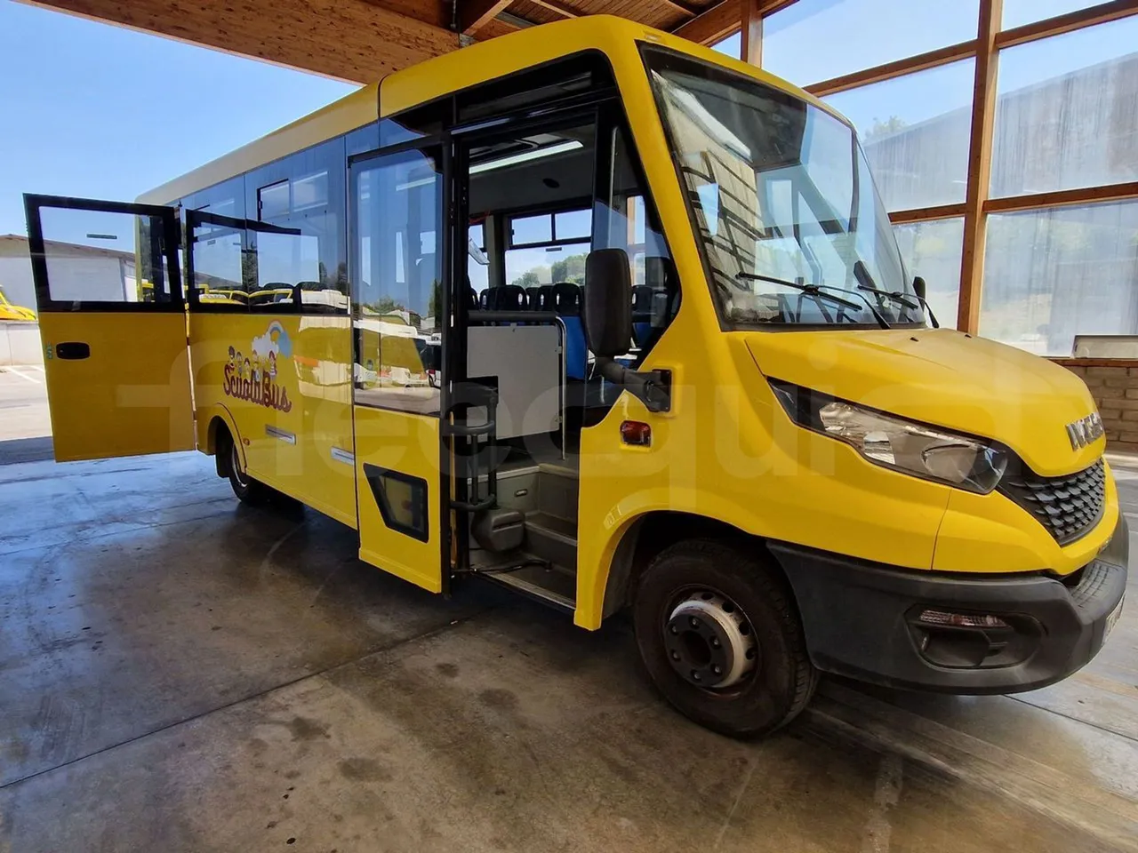 Iveco Indcar WGIVMY11 MOBI SCUOLABUS - EUR6 - 100Kw - 8,592m - 3/4 right front doors open