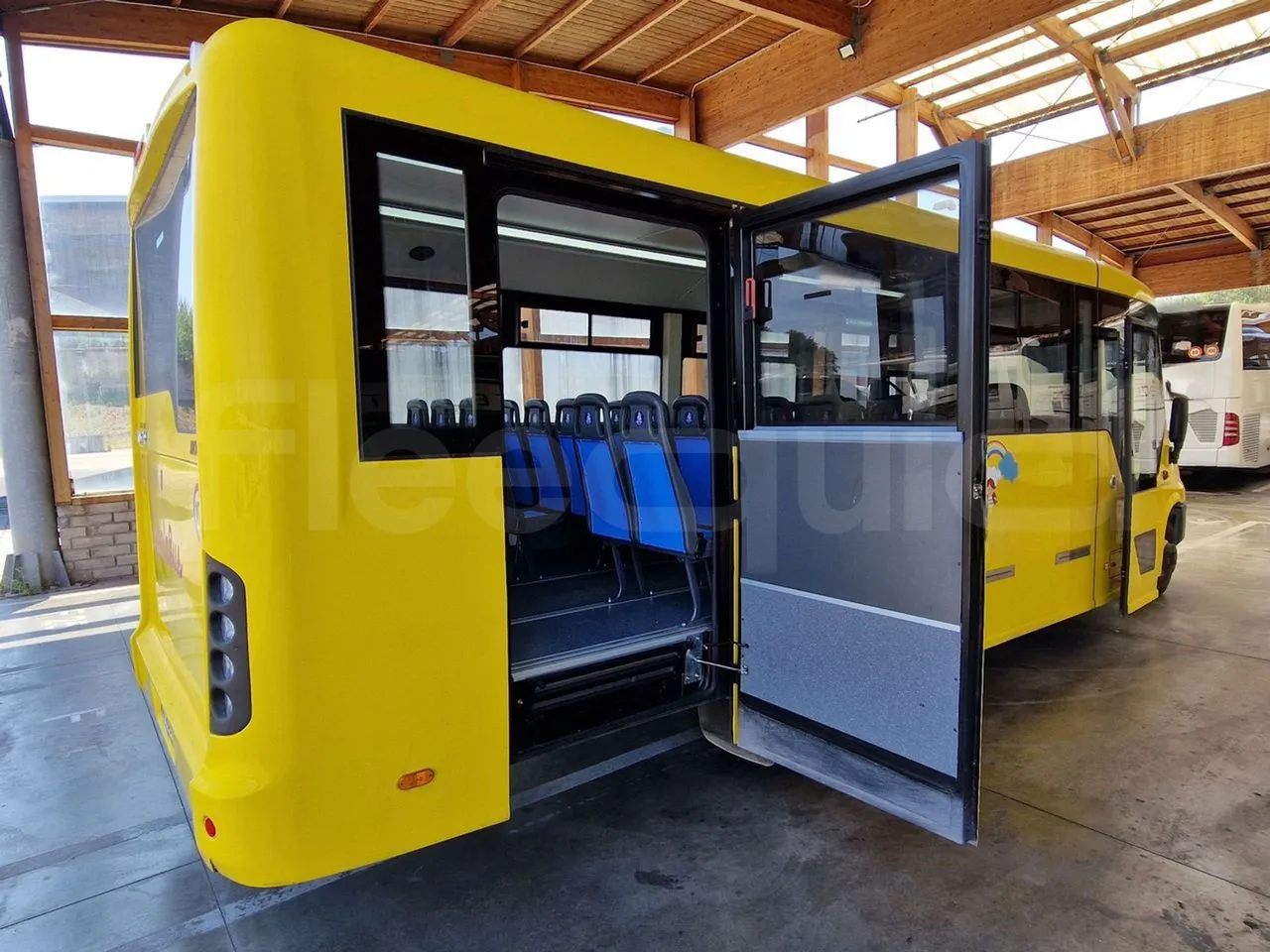 Iveco Indcar WGIVMY11 MOBI SCUOLABUS - EUR6 - 100Kw - 8,592m - 3/4 right rear doors open