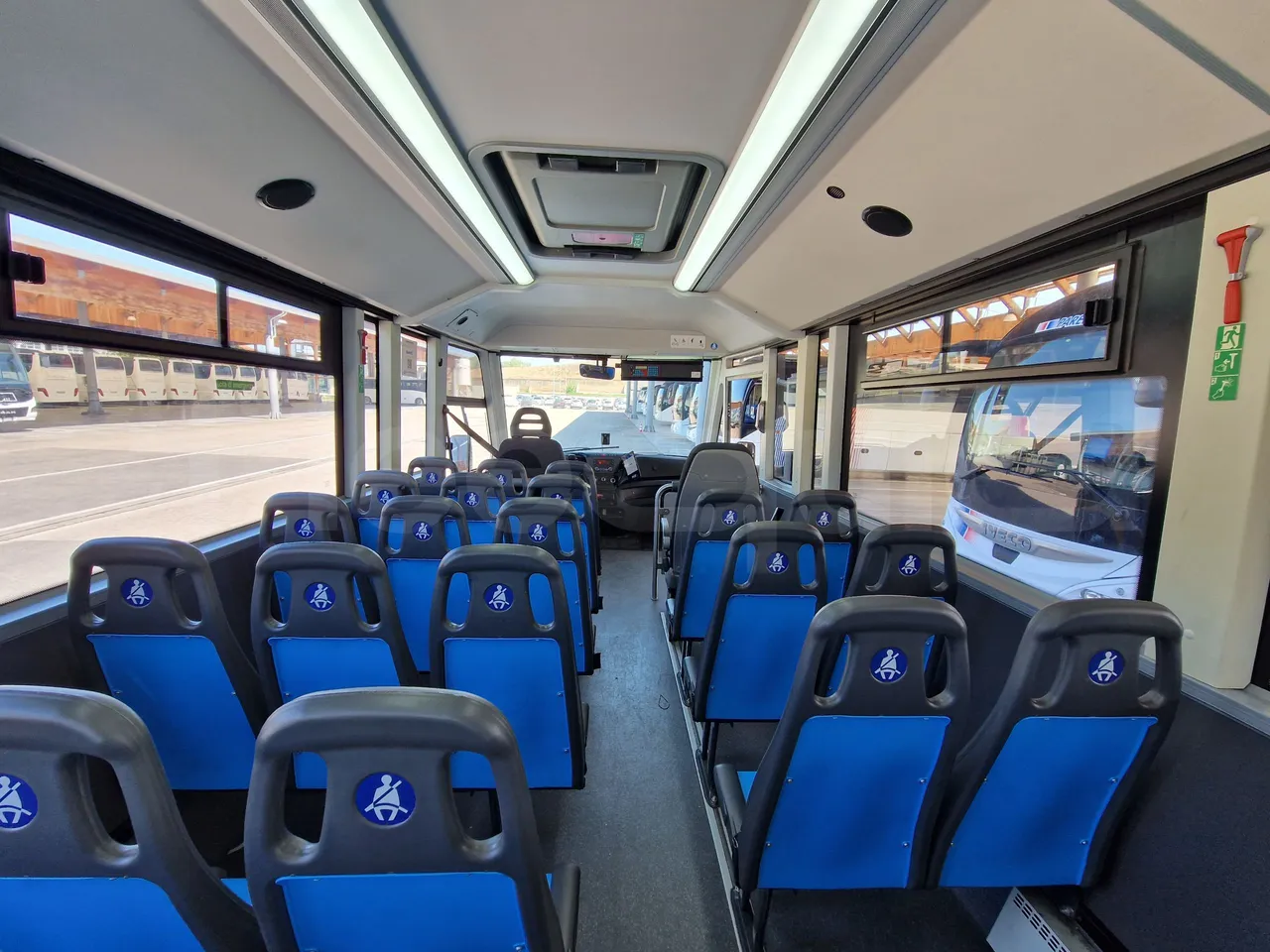 Iveco Indcar WGIVMY11 MOBI SCUOLABUS - EUR6 - 100Kw - 8,592m - forward view middle aisle
