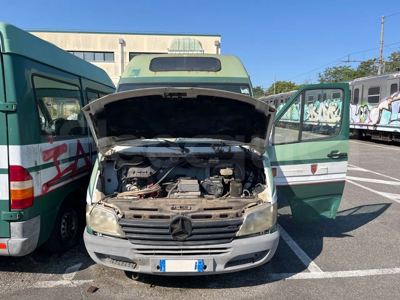 Mercedes-Benz Sprinter - front photo