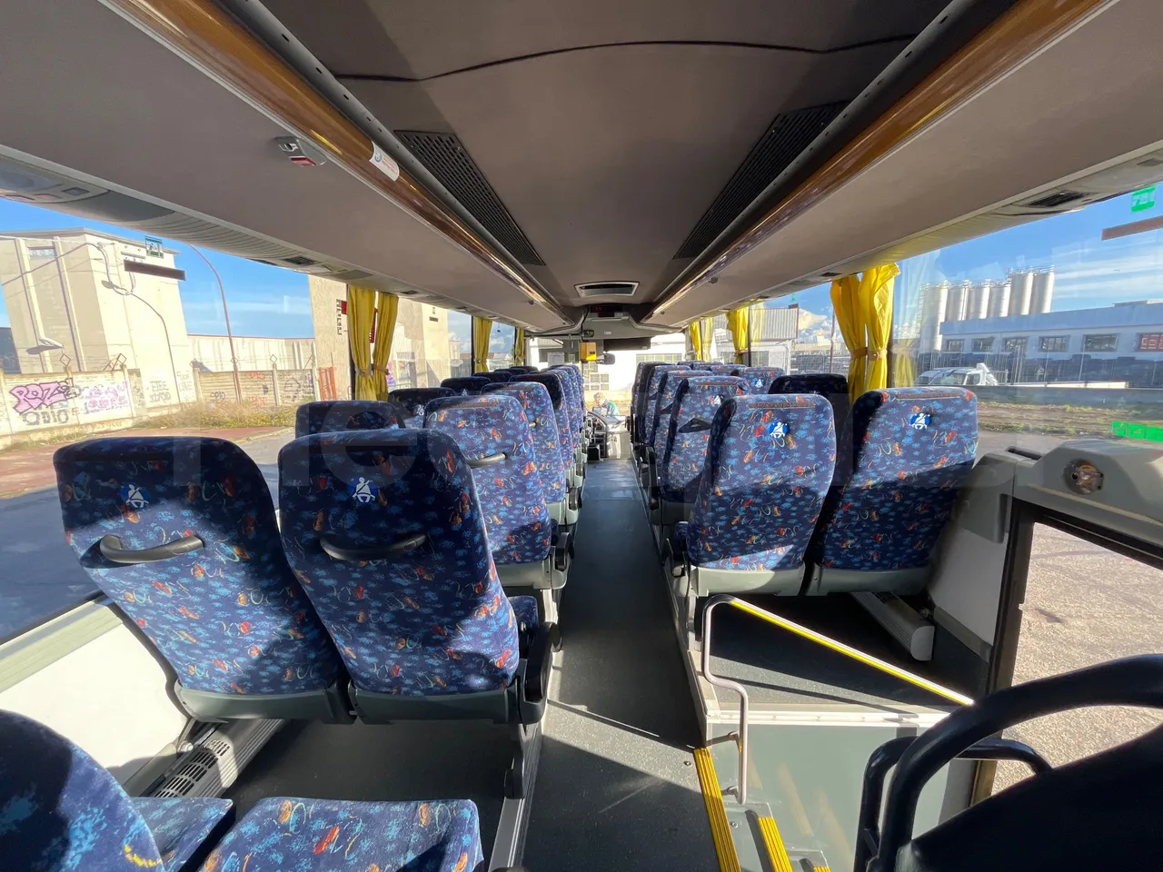 Temsa Safari RD R A T-I53 - Euro 5 - 266 kw - 12.200 mt - forward view middle aisle