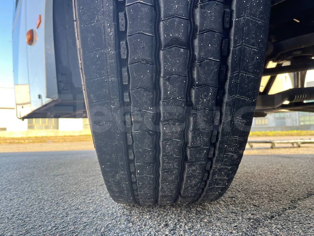 Temsa Safari RD R A T-I53 - Euro 5 - 266 kw - 12.200 mt - tread condition second axle tires right