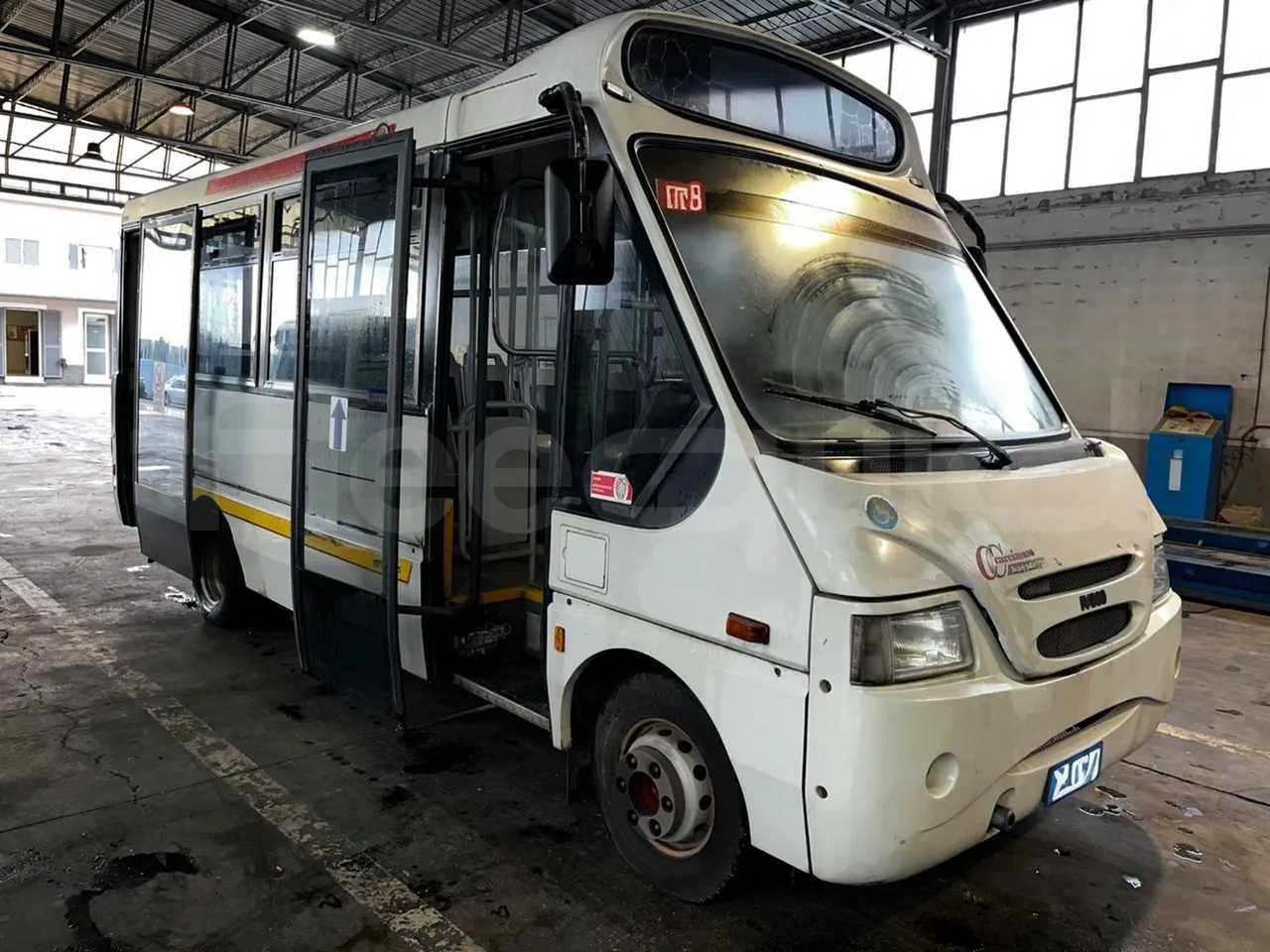 Iveco Cacciamali 65CNG/70 - EUR3 - 78kW - 6.770m - 3/4 right front doors open