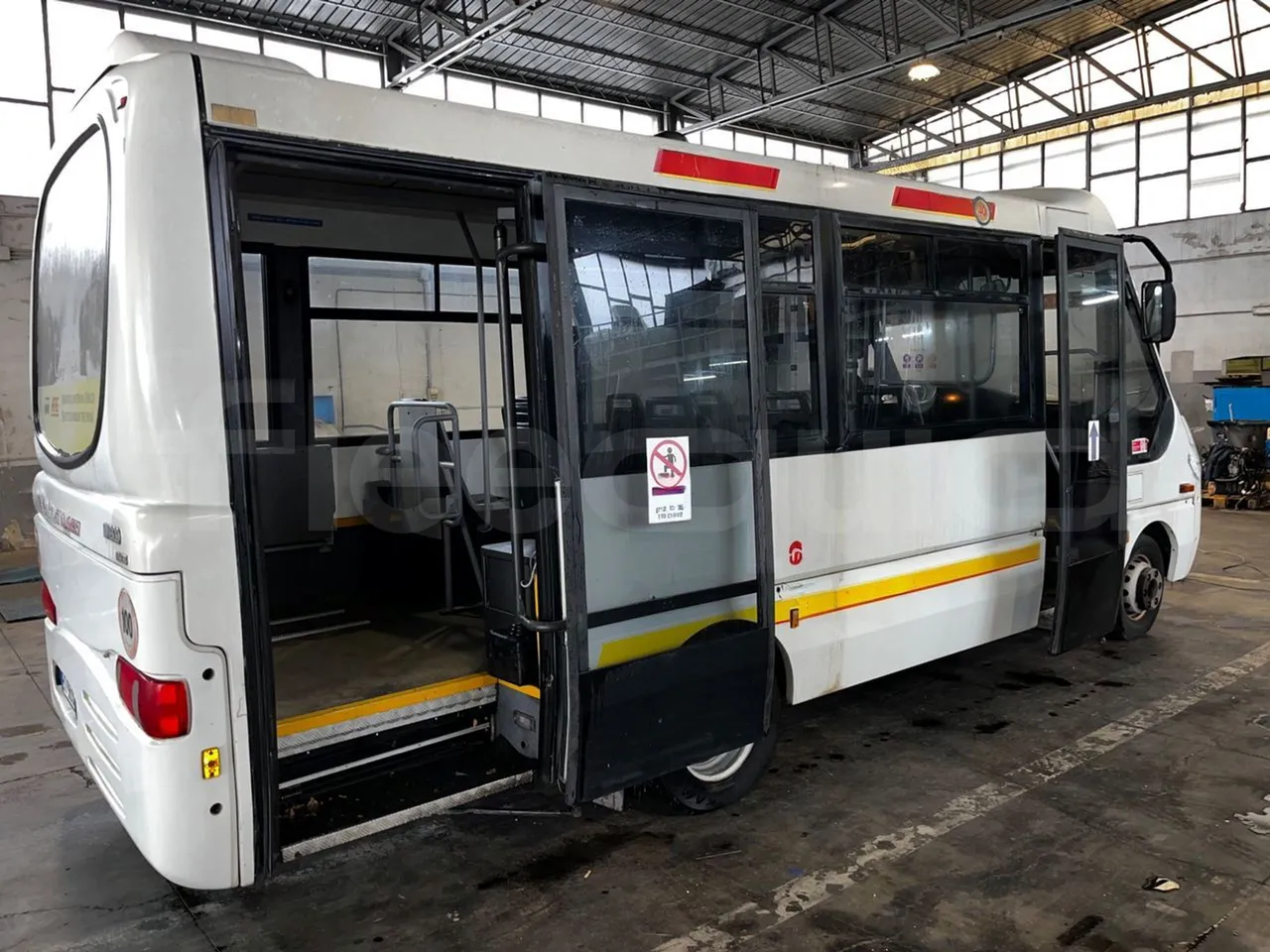 Iveco Cacciamali 65CNG/70 - EUR3 - 78kW - 6.770m - 3/4 right rear doors open