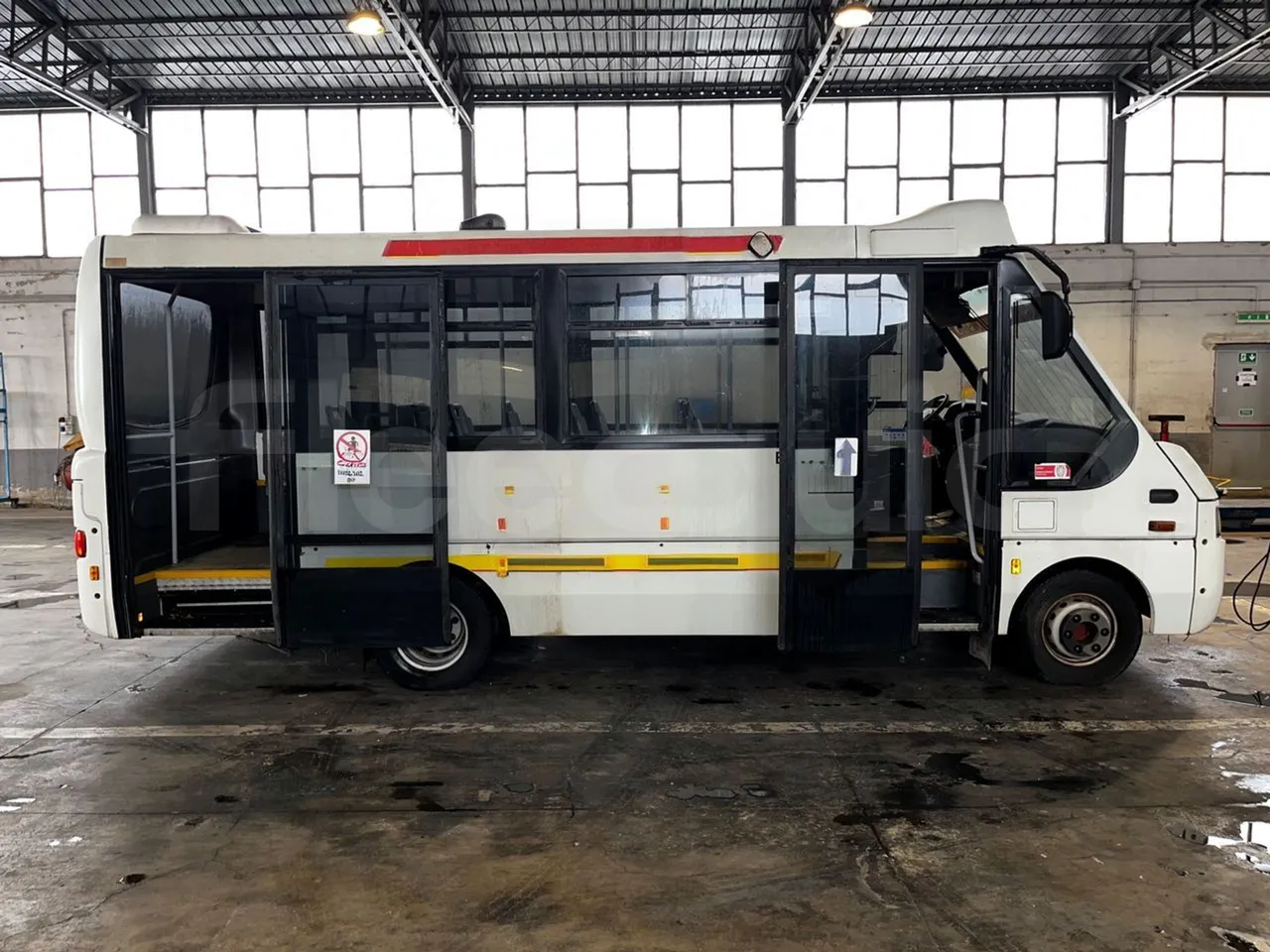 Iveco Cacciamali 65CNG/70 - EUR3 - 78kW - 6.770m - right side doors open