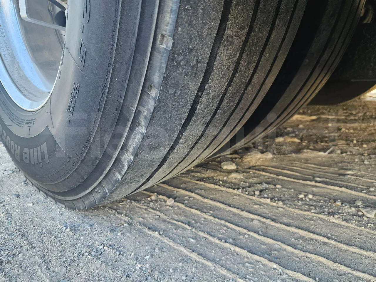 Setra S416 GT-HD/2 -EUR5- 315kW - 13m - tread condition front tires left