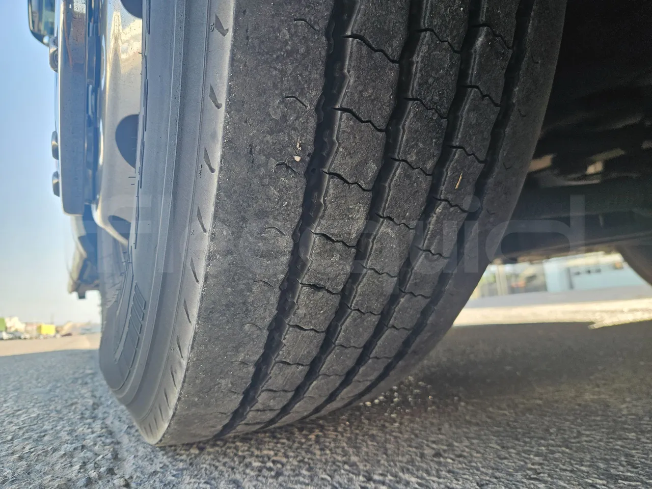 Setra S416 GT-HD/2 -EUR5- 315kW - 13m - tread condition front tires right