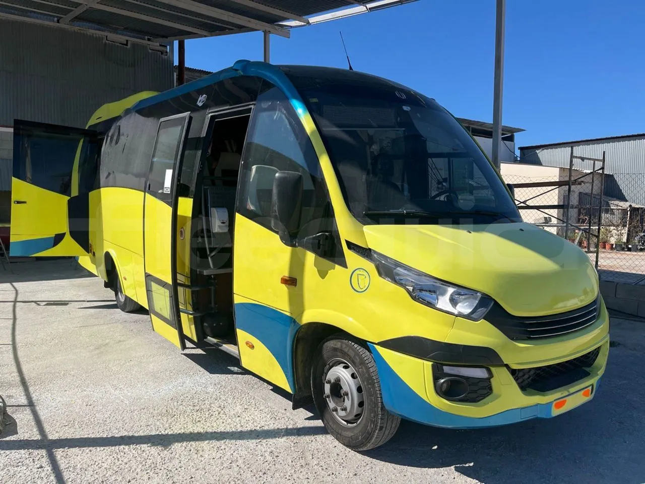 Iveco Daily 70C18 - EUR6 - 132 KW - 8.508 MT - 3/4 right front doors open