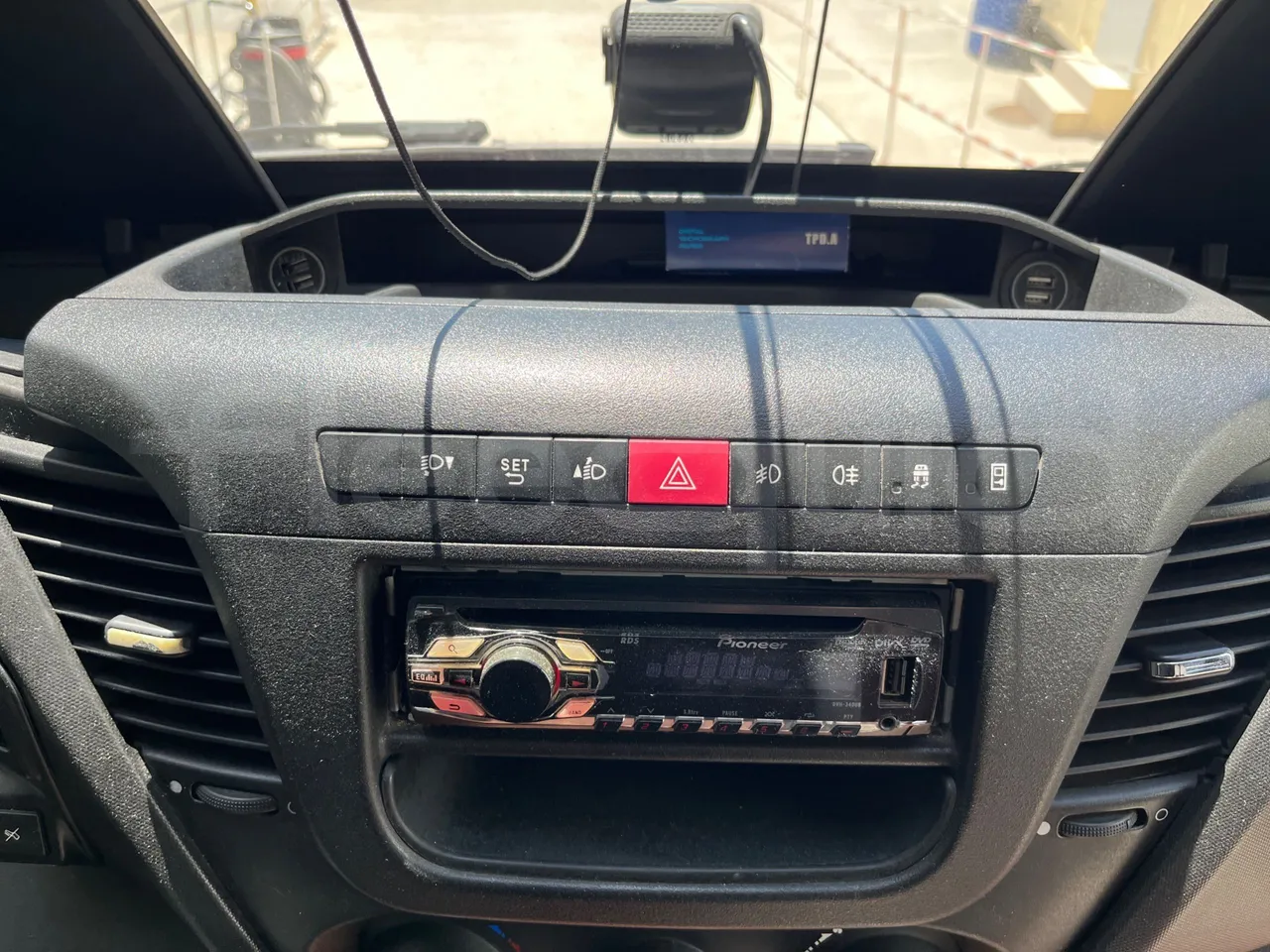 Iveco Daily 70C18 - EUR6 - 132 KW - 8.508 MT - radio accessories photo