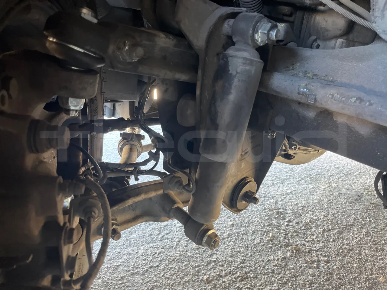 Iveco Daily 70C18 - EUR6 - 132 KW - 8.508 MT - front shock absorbers left