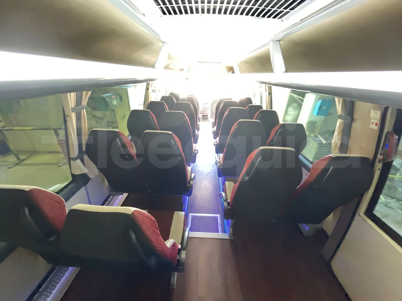 Iveco Daily 70C18 - EUR6 - 132 KW - 8.508 MT - forward view middle aisle